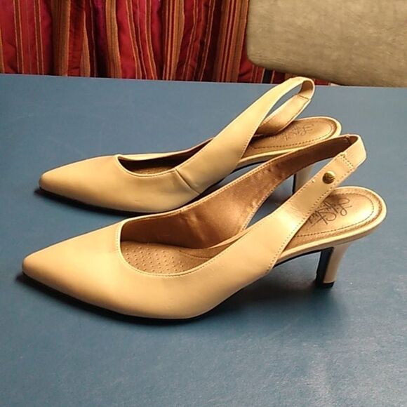 Life Stride 11M Cream Slingback Heels with Pointed Toe and Medium Heel - Picture 3 of 9